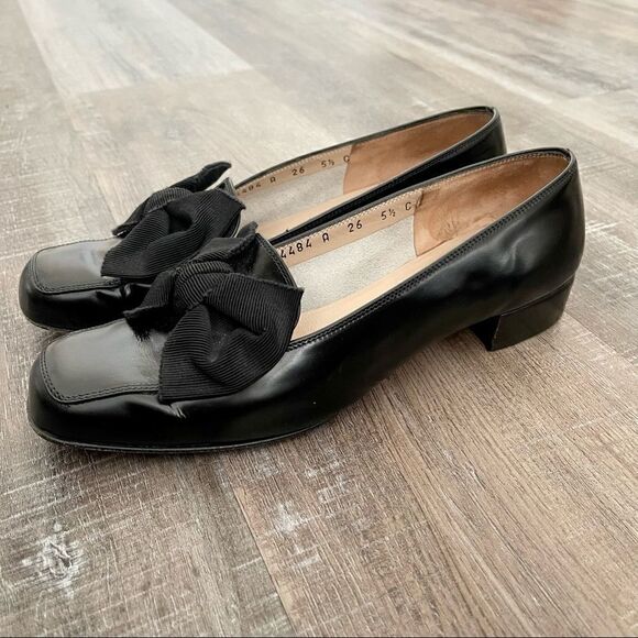 SALVATORE FERRAGAMO tuxedo bow flats. - Picture 5 of 7
